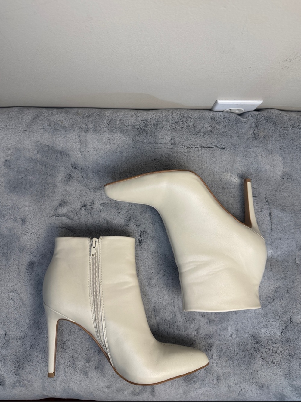 BCBGeneration Heminy Off White Stiletto Booties - Size 6.5